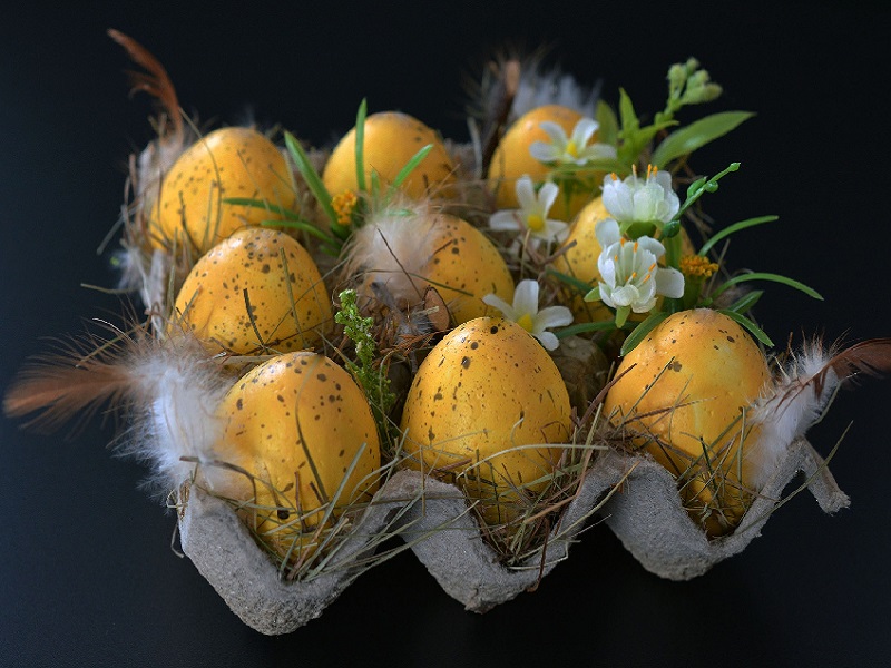 Gelbe Ostereier mit Blumen