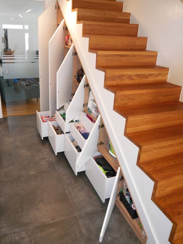 Ansicht des Treppenschranks mit geöffneten Schubladen