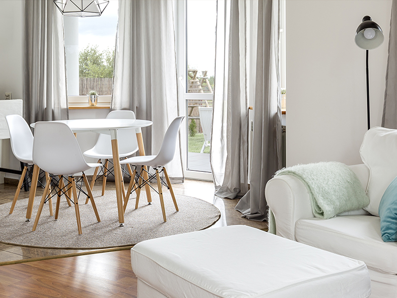 Wohnraum mit Sessel und rundem Esstisch