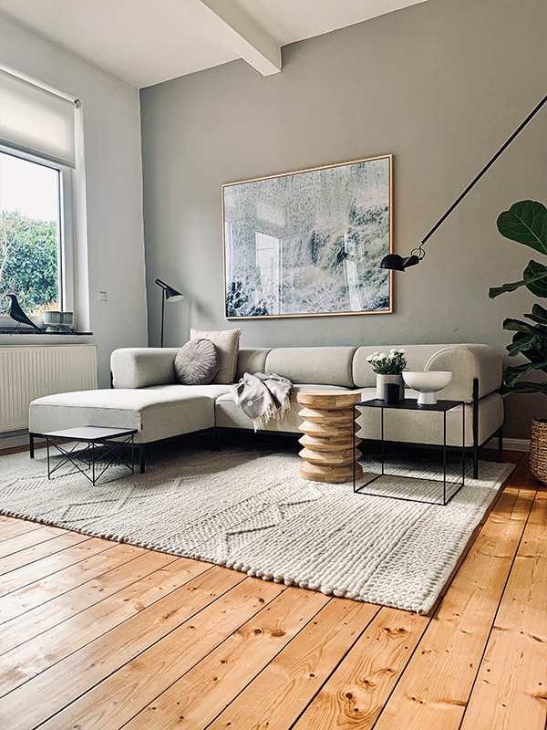Das Wohnzimmer mit hellem Sofa von friloconcept: Instagram Interior Accounts zur Inspiration