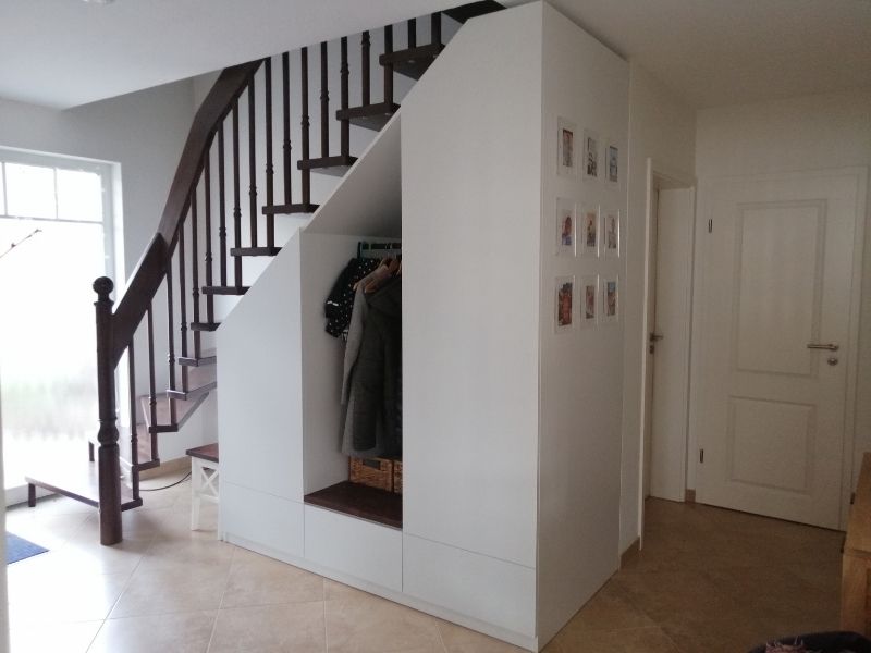 Garderobe unter einer Treppe mit genug Stauraum