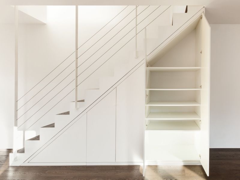 Treppe mit integriertem Einbauschrank in weiß