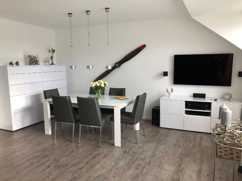 Weiße Kommode und TV Sideboard im Wohnzimmer