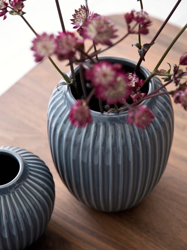 Rillen Vase in blau mit Blumen