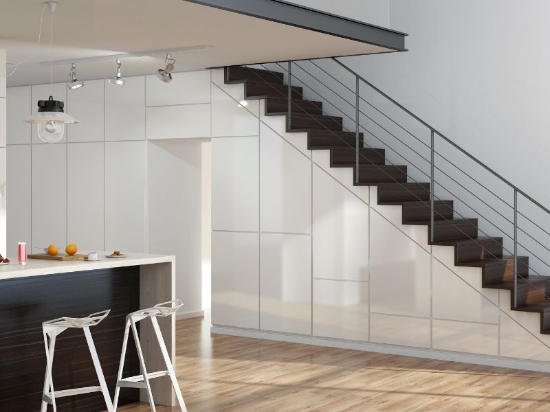 Küche mit Treppenunterschrank