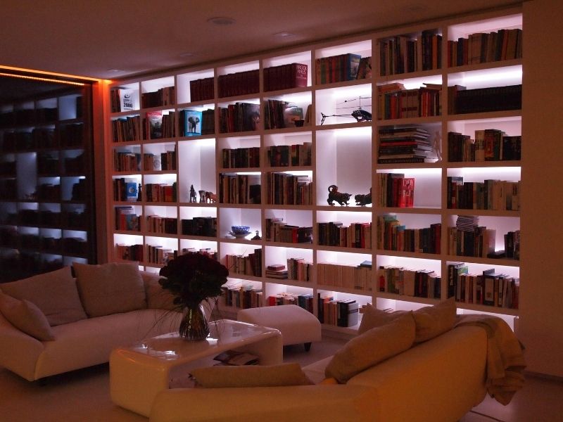 Bücherwand in großen Räumen