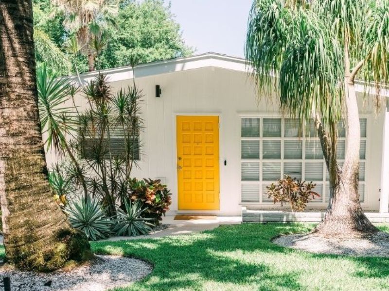 Gartenhaus mit gelber Tür
