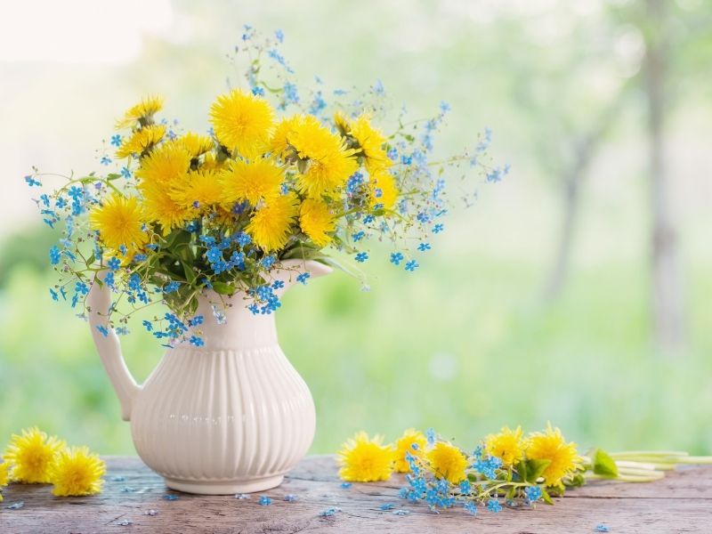 Sommerlicher Strauß mit gelben und blauen Blumen