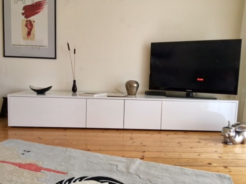 Kundenfoto eines weißen Lowboard mit Fernseher
