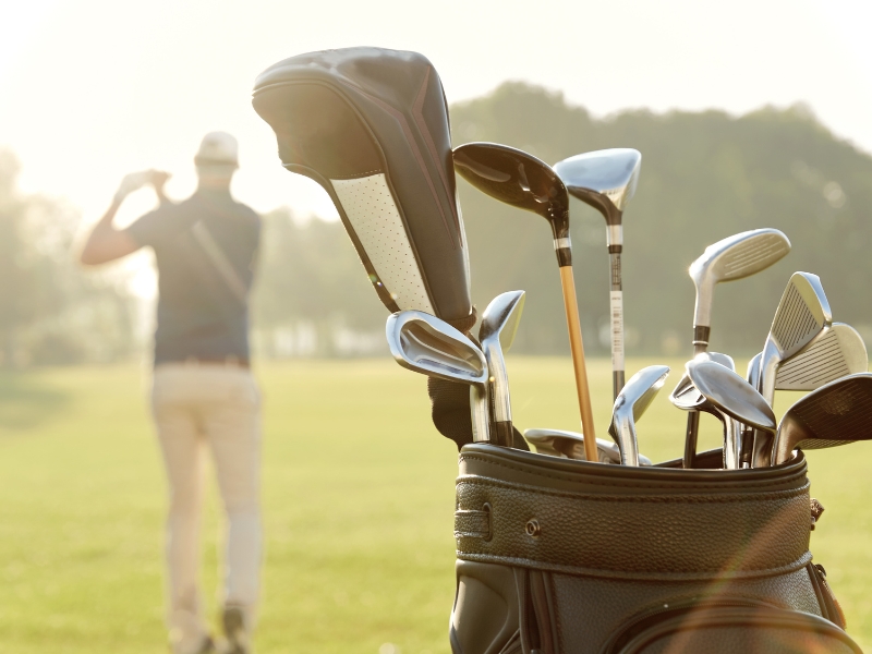 Golfer mit Golfausrüstung