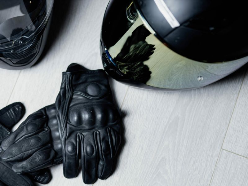 Handschuhe und Helm