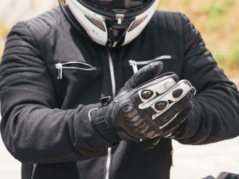 Motorradfahrer in Schutzkleidung
