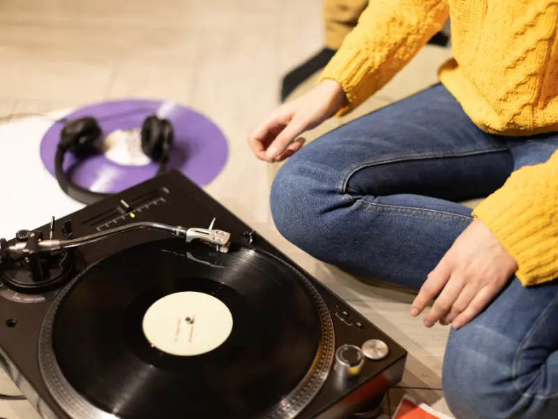 Frau hört Musik mit dem Schallplattenspieler