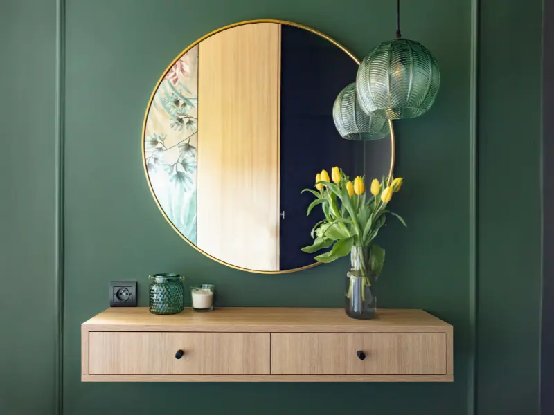 Grüne Wandfarbe kombiniert mit hellen Holzmöbeln