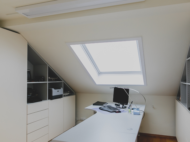 Dachschrägenfenster, Dachschrägenschränke, Büro, Schreibtisch in der Mitte