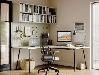 Geräumiger Eckschreibtisch und Hängeboard für Stauraum im Home-Office
